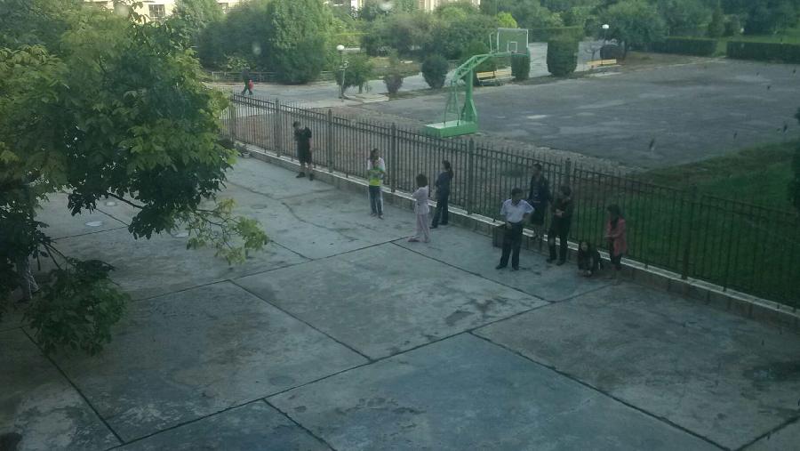 甘肃岷县漳县发生6.6级地震 居民下楼躲避