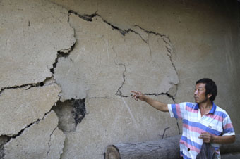 甘肃陇南成县受地震波及 部分民房受损