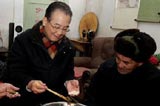 在山东与群众共度春节