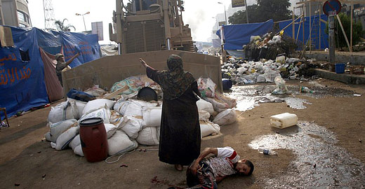 最血腥一日纪实:埃及妇女只身阻挡军方推土