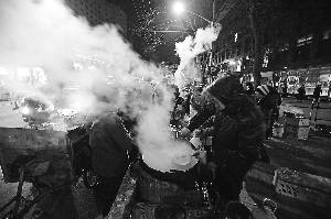 餐饮排放占北京PM2.5来源15% 烧烤摊浓烟无人管