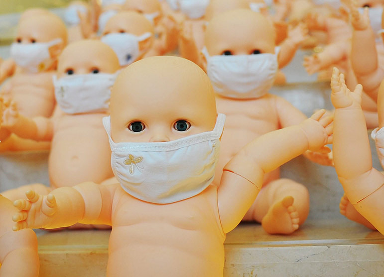 婴儿玩偶戴口罩 折射空气环境恶劣已成痼疾