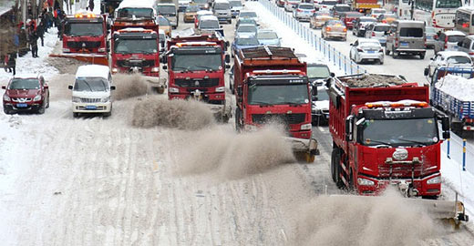 哈尔滨大雪持续交通受阻 扫雪车并驾齐驱开道