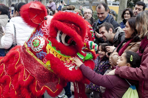 巴塞罗那举行盛装游行欢庆新春