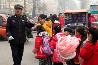 退休老交警义务护学16年