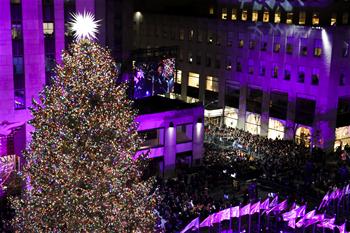 纽约洛克菲勒中心点亮圣诞树