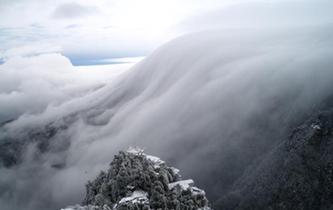 江西廬山雪後現罕見壯觀瀑布雲