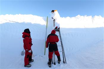 特写：南极“白夜”采集雪坑样品记
