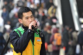 与高铁&ldquo;赛跑&rdquo;的外卖小哥