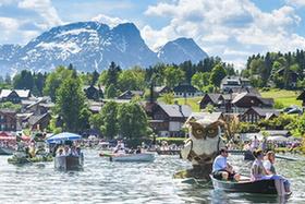 奧地利：花船巡遊水雲間