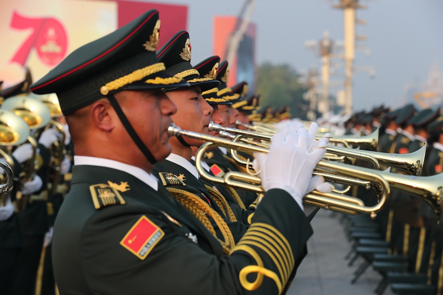 解放军联合军乐团在广场就位后进行准备工作和试奏。据了解，解放军联合军乐团此次演奏是从开国大典至今历次阅兵以来演奏曲目最多的一次，不少曲目是为此次阅兵量身打造的全新作品，此次也是历次女演奏员最多的一次。