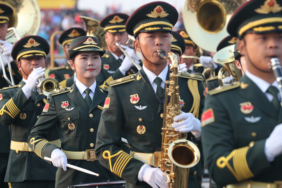 解放军联合军乐团在广场就位后进行准备工作和试奏。据了解，解放军联合军乐团此次演奏是从开国大典至今历次阅兵以来演奏曲目最多的一次，不少曲目是为此次阅兵量身打造的全新作品，此次也是历次女演奏员最多的一次。