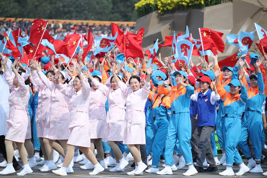 群众大游行，欢乐的海洋！