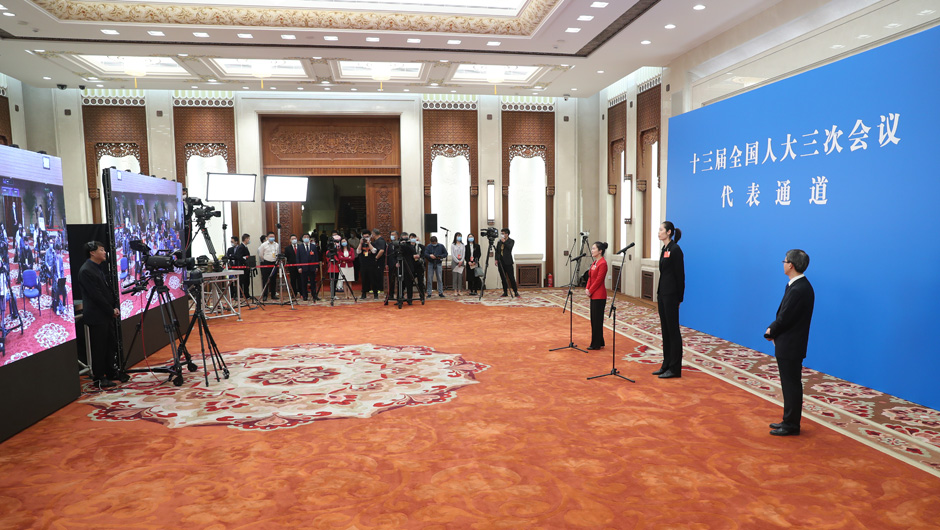 全国人大代表接受采访