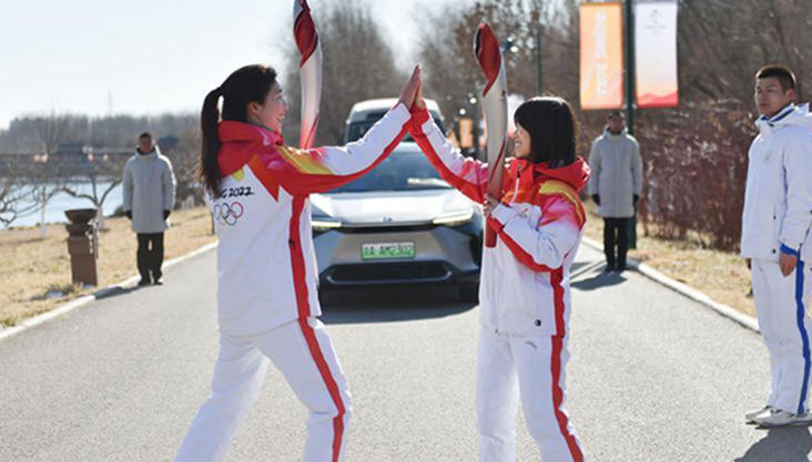 北京冬奥会火炬在大运河森林公园传递
