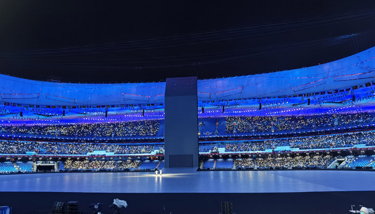 全场观众们打开了手机灯光