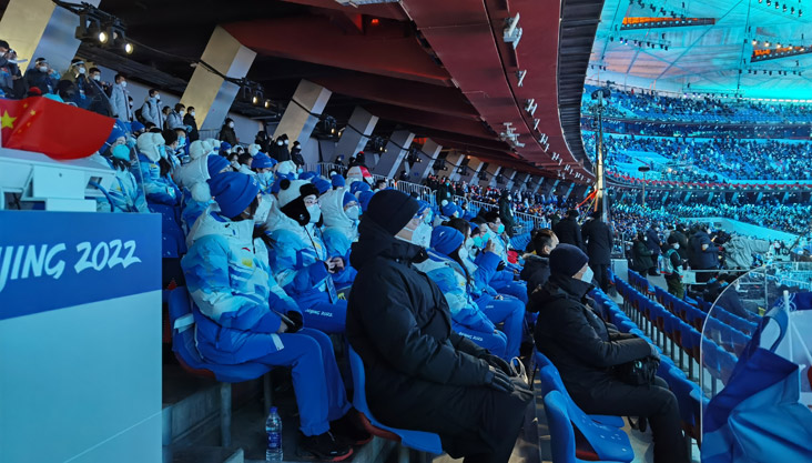 看台观众跟着唱起来