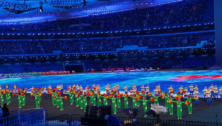 看台观众跟着唱起来