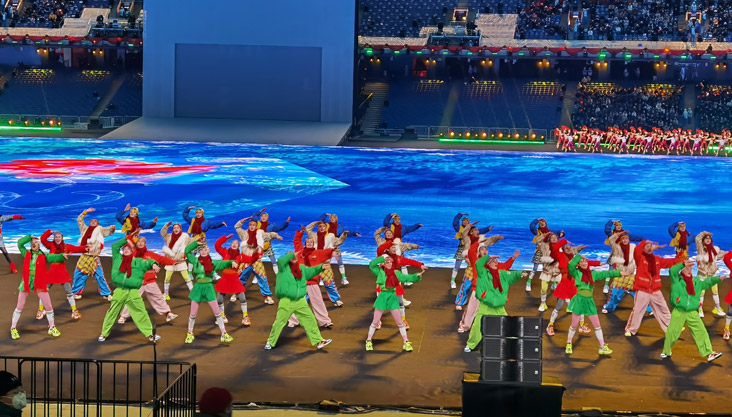 广场舞舞动“鸟巢”