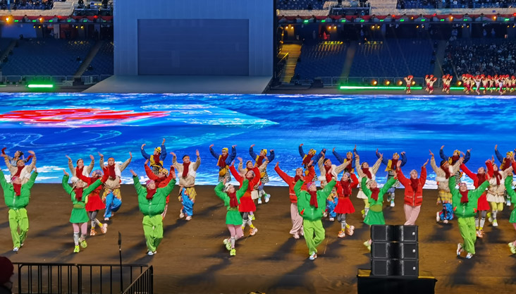 广场舞舞动“鸟巢”