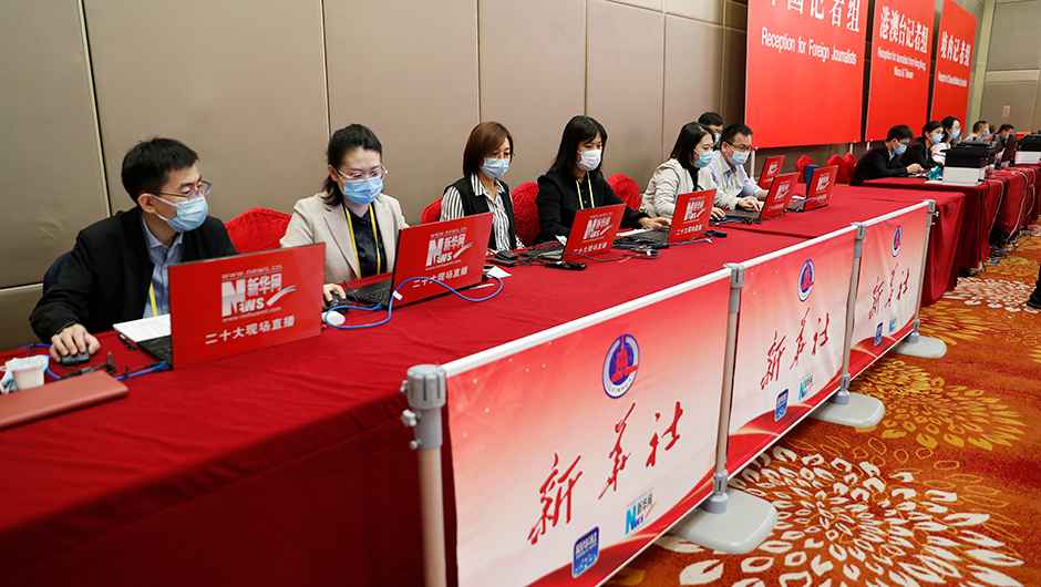 记者在分会场工作