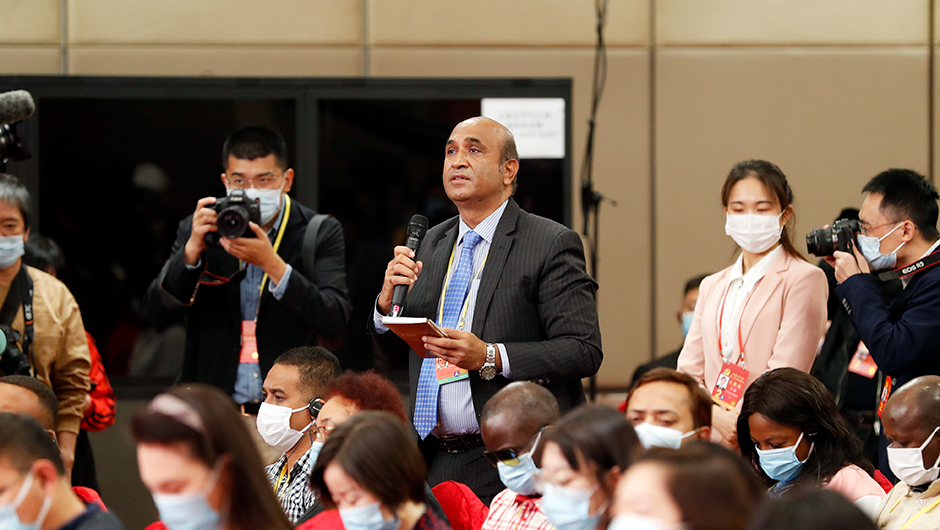 巴通社记者提问