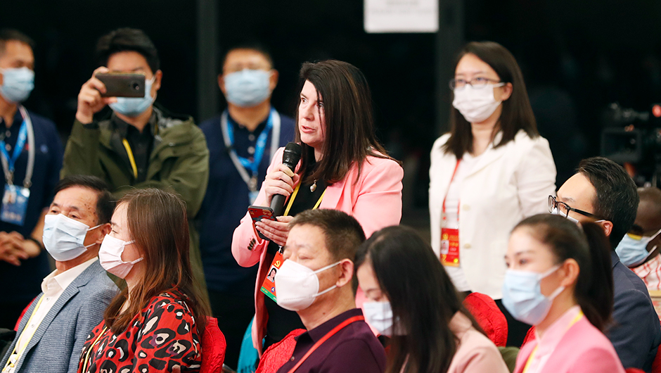 哥斯达黎加民族报记者提问