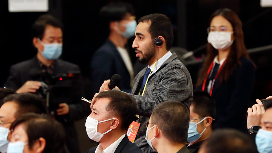 记者在分会场提问