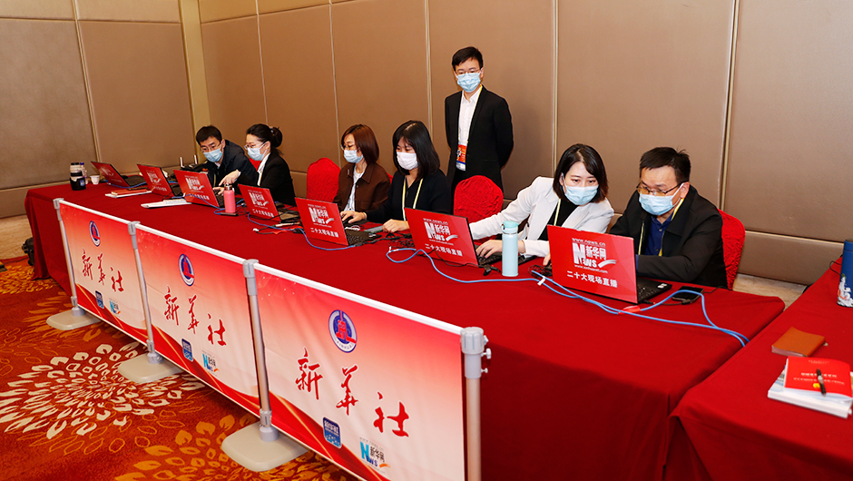 记者在分会场工作