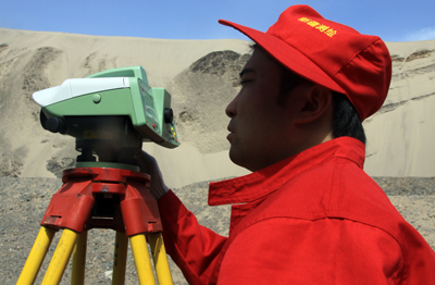 测绘队员在新疆甘沟作业