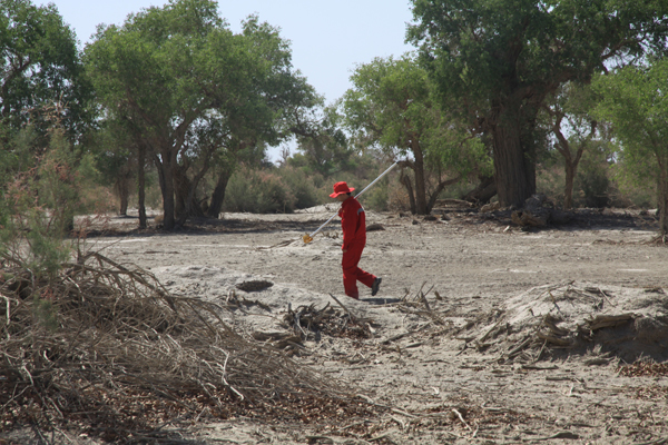 烈日下工作的测绘队员