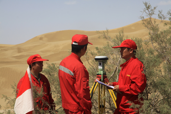 塔克拉玛干沙漠作业的测绘队员