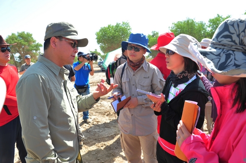 采访团深入沙漠采访