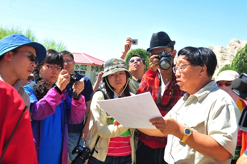 采访团记者积极提问