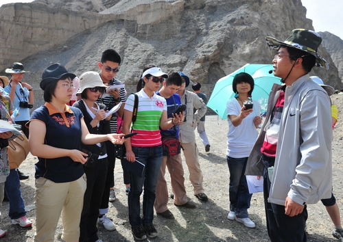 媒体记者烈日下采访