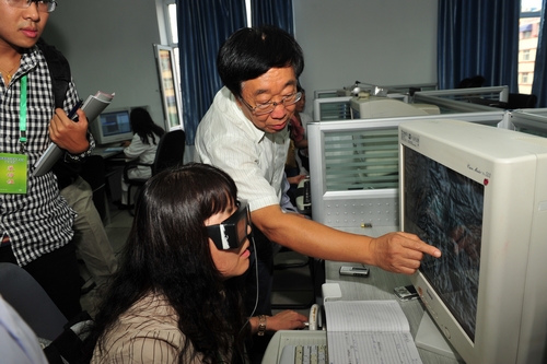 媒体记者体验测绘作业