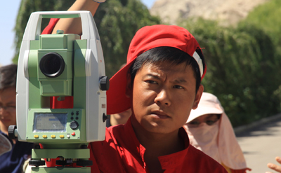 外业测绘队员在艰苦的环境下作业