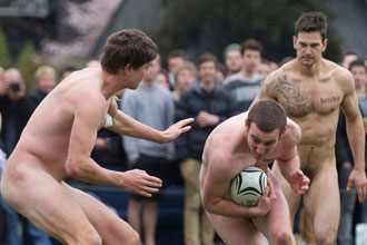 高清-新西兰裸体橄榄球赛 球员"坦"然相对引人注目