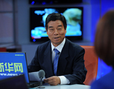 嘉宾与主持人交谈