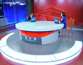 祁峰与主持人交谈