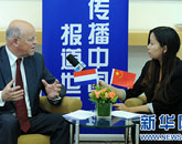 罗森塔尔与新华网记者交谈