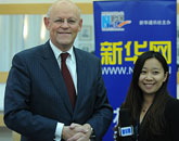 罗森塔尔与新华网记者合影