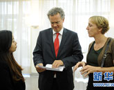 荷兰驻华大使馆工作人员与记者交谈