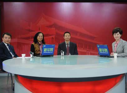 嘉宾与主持人合影