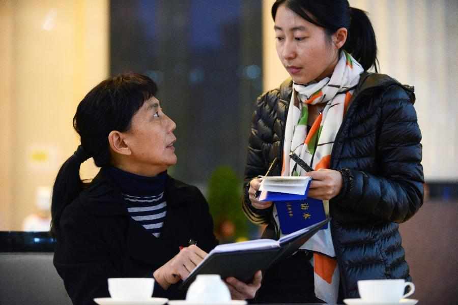 抓拍各路媒体记者采访十八大：&ldquo;抓紧采访&rdquo;