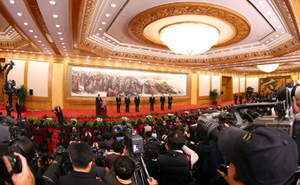 习近平等十八届中央政治局常委与中外记者见面