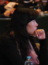 与会记者听取嘉宾演讲