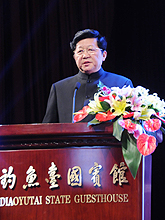 汇力基金董事长、中国房地产开发集团公司原董事长孟晓苏发表演讲