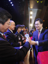 新华网总裁田舒斌为获奖企业家颁奖