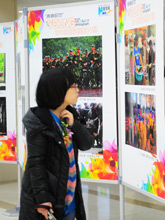 参赛同学参观获奖作品